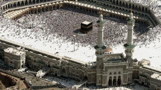 An aerial shot of The Great Holly Mosque at Mecca city, Saudi Arabia, 09 December 2008, during the Annual Pilgrimage Season. Around three million Muslims from across the globe descended on Saudi Arabia over the weekend to perform the ancient rituals of the hajj, the annual pilgrimage to Mecca that is considered the spiritual pinnacle of a devout Muslim's life. EPA/JAMAL NASRALLAH +++(c) dpa - Bildfunk+++