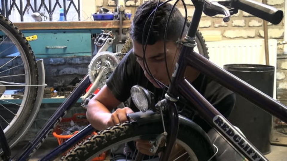 In der Werkstatt des Ökobaus in Köln rüsten Flüchtlinge Fahrräder auf