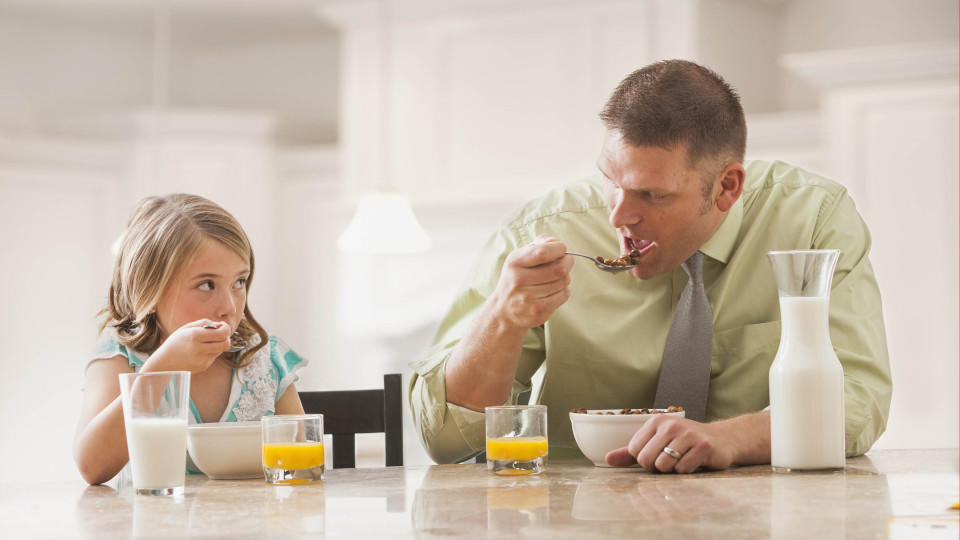 Vater, Eltern, Familie and daughter (6-7) essen, essende, essender, essendes, isst, Ernaehrung, Lebensmittel breakfast Keine Weitergabe an Drittverwerter.