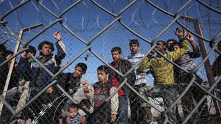ARCHIV - Illegale Einwanderer stehen in Kyprinos in der griechischen Region Evros nahe der Grenze zur Türklei hinter dem Zaun eines Auffanglagers, aufgenommen am 05.11.2010. Griechenland will die 206 Kilometer lange Grenze zur Türkei großteils mit einem Zaun abriegeln, um den endlosen Strom illegaler Migranten zu stoppen. Vorbild ist der Grenzzaun zwischen den USA und Mexiko. EPA/NIKOS ARVANITIDIS  +++(c) dpa - Bildfunk+++