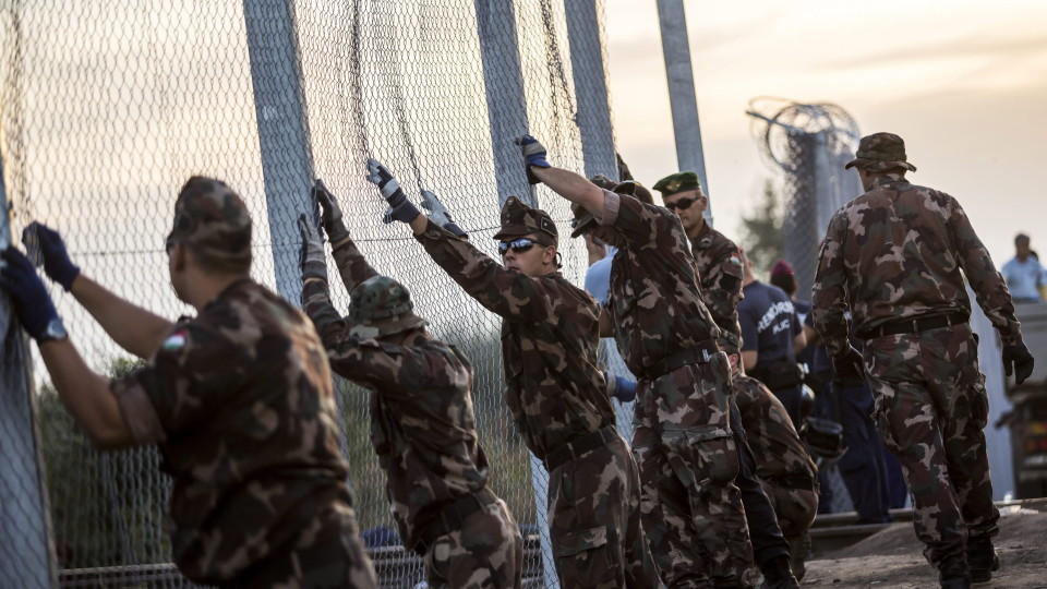 Soldaten sichern den Grenzzaun in Ungarn.