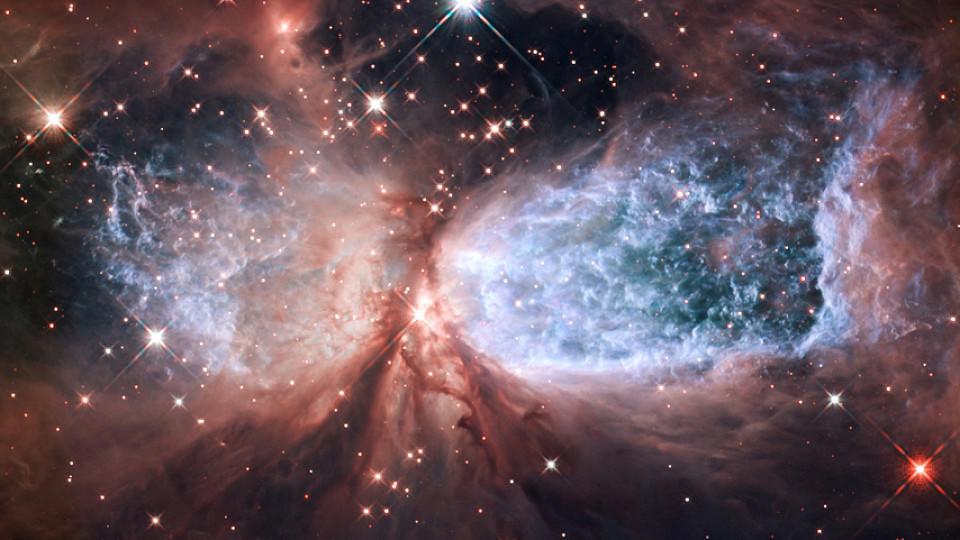 Image #: 16674145 Hubble służy świątecznemu śnieżnemu aniołowi Dwubiegunowy obszar gwiazdotwórczy, zwany Sharpless 2-106, wygląda jak szybujący, niebiański śnieżny anioł.  Wyciągnięty "skrzydełka" mgławicy rejestrują kontrastujący odcisk ciepła i ruchu a