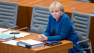 ARCHIV - Die nordrhein-westfälische Ministerpräsidentin Hannelore Kraft (SPD) sitzt am 26.03.2014 auf der Regierungsbank im Plenum des Landtages in Düsseldorf (Nordrhein-Westfalen). Foto: Rolf Vennenbernd/dpa (zu dpa-KORR vom 23.04.2014) +++(c) dpa - Bildfunk+++
