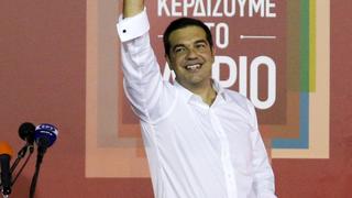 Former Greek prime minister and leader of leftist Syriza party Alexis Tsipras waves to supporters after winning the general election in Athens, Greece, September 20, 2015. Greek voters returned Tsipras to power with a strong election victory on Sunday, ensuring the charismatic leftist remains Greece's dominant political figure despite caving in to European demands for a bailout he once opposed.  REUTERS/Alkis Konstantinidis              