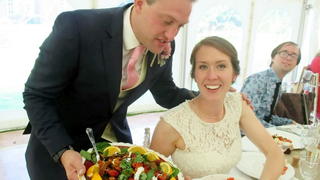 Witzig! Pärchen serviert an ihrer Hochzeit "recyceltes" Essen. - A bride and groom treated their wedding guests to a feast - made from 'recycled food' that was destined for rubbish bins.  See MASONS story MNRECYCLE.  Zoe Chambers and Charlie Loughlin used vegetables collected by a food waste charity to prepare two mouth-watering dishes for their wedding reception.  Around 150 guests enjoyed a Panzanella salad made from tomatoes, bread and potatoes that were being thrown away by supermarkets.  They were also offered Moroccan-style mixed vegetables using ingredients which had passed their best before dates.  The meals were prepared by charity Food Cycle which usually creates meals for people at risk of food poverty and isolation by using food discarded by shops.  Zoe and Charles bought beef from a local pub for the main course but had no idea what the first two courses would be.  The newlyweds made a food and cash donation to the charity rather than paying pricey caterers.
