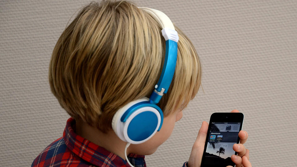 Ein Kind hört Musik mit seinem iPod.
