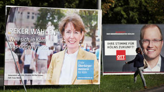 Wahkplakate der beiden aussichtsreichsten Kandidaten für das Amt des Oberbürgermeisters, Henriette Reker (l, unabhängig) und Jochen Ott, (r; SPD), aufgenommen am 11.09.2015 in Köln (Nordrhein-Westfalen) am Strassenrand. Die Wahl des Oberbürgermeisters findet in Köln am 18. Oktober statt. Foto: Oliver Berg/dpa +++(c) dpa - Bildfunk+++