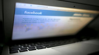 ILLUSTRATION - Die Internetseite von facebook ist am 14.09.2015 in Köln (Nordrhein-Westfalen) auf einem Laptop zu sehen. Bundesjustizminister Maas will Facebook dazu bewegen, mehr strafrechtlich relevante, rassistische Kommentare in dem sozialen Netzwerk zu löschen. Foto: Oliver Berg/dpa +++(c) dpa - Bildfunk+++