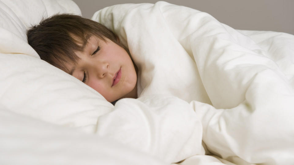 Junge schläft im Bett - boy sleeping Keine Weitergabe an Drittverwerter.