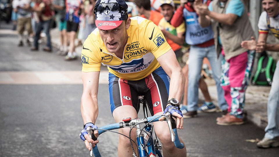 Lance Armstrong (Ben Foster) will bei der Tour de France als Erster durch die Zielgerade fahren.
