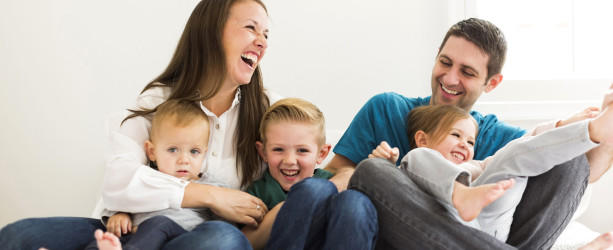 Family with three children (2-3, 4-5) laughing on bed Keine Weitergabe an Drittverwerter.