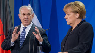 ARCHIV - Bundeskanzlerin Angela Merkel (CDU, r) und der israelische Ministerpräsident Benjamin Netanjahu geben am 06.12.2012 zum Abschluss der deutsch-Israelischen Konsultationen im Bundeskanzleramt in Berlin eine Pressekonferenz. Vom 24.02.2014 bis 25.02.2014 finden in Jerusalem (Israel) deutsch-israelischen Regierungskonsultationen statt. Foto: Tim Brakemeier/dpa (zu dpa vom 23.02.2014) +++(c) dpa - Bildfunk+++