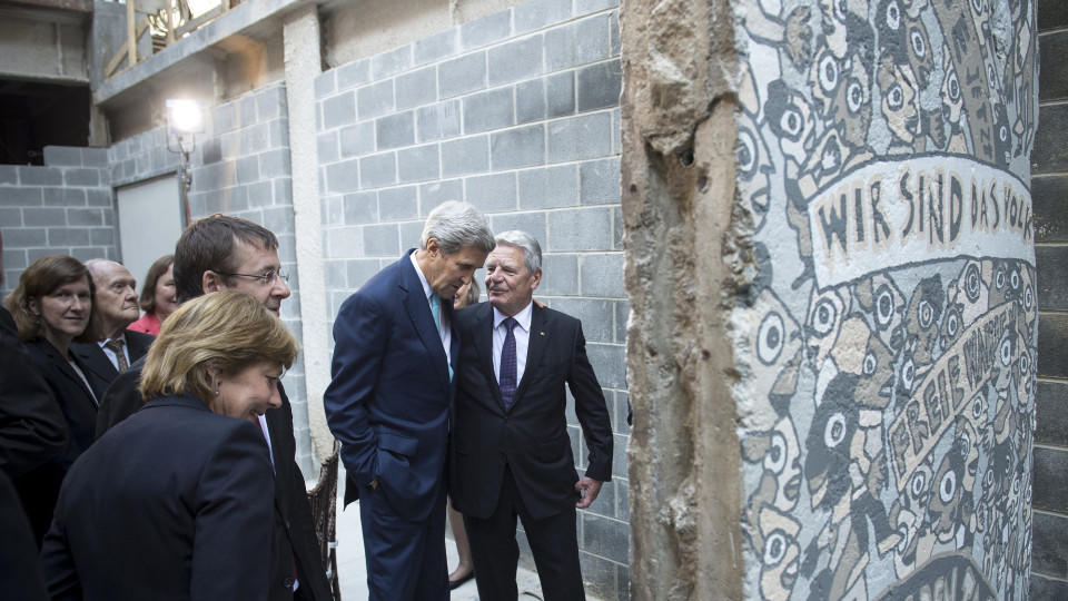 Geschenk an John Kerry - ein Stück der Berliner Mauer in Washington