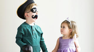 Siblings (2-3, 4-5) dressed up as pirate and princess Keine Weitergabe an Drittverwerter.