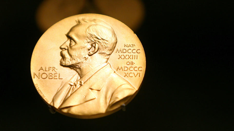 ARCHIV - Eine Medaille mit dem Konterfei von Alfred Nobel ist am 08.12.2007 im Nobel Museum in der Altstadt von Stockholm zu sehen. Foto: Kay Nietfeld/dpa (zu dpa «Friedensnobelpreis wird verkündet - Merkel ist Kandidatin» vom 09.10.2015) +++(c) dpa