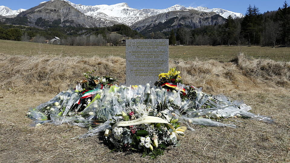 Steinerne Gedenkstele mit der Aufschrift "In Erinnerung an die Opfer des Flugzeugunglücks vom 24. März 2015" im französischen Le Vernet.