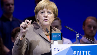 Bundeskanzlerin Angela Merkel (CDU) spricht am 16.10.2015 in Hamburg beim Deutschlandtag der Jungen Union. Foto: Christian Charisius/dpa +++(c) dpa - Bildfunk+++