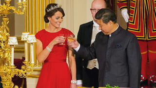 epa04985951 Catherine Duchess of Cambridge (L) and Chinese President Xi Jinping (R) cli9nk their glasses at a state banquet at Buckingham Palace, London, Britain, 20 October 2015. President Xi Jinping arrived in Britain on 19 October 2015 for a three-day state visit. This is the first state visit to Britain by a Chinese leader since 2005. EPA/DOMINIC LIPINSKI UK AND IRELAND OUT EDITORIAL USE ONLY +++(c) dpa - Bildfunk+++