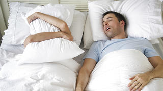 Paar im Bett, Mann, der schnarcht Keine Weitergabe an Drittverwerter.