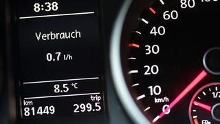 Ein Tachometer mit Kilometerstandanzeige, aufgenommen am 15.10.2015 in Köln (Nordrhein-Westfalen). Der TÜV Rheinland stellt am 22.10.2015 in Köln eine Studie zum Thema Tachomanipulation bei Gebrauchtwagen vor. Foto: Oliver Berg/dpa +++(c) dpa - Bildfunk+++