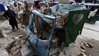 epaselect epa04996926 People remove debris from a rickshaw on a road following a 7.7 magnitude earthquake, in Peshawar, Pakistan, 26 October 2015. A strong earthquake with a magnitude of 7.7 hit northern Afghanistan's Hindu Kush mountain range causing damage in Pakistan and India as well. At least 69 people were killed in Pakistan, 20 in Afghanistan and hundreds wounded. Tremors were felt in northern India including the capital New Delhi, causing thousands of people to evacuate buildings. Authorities also closed the underground train system. EPA/ARSHAD ARBAB +++(c) dpa - Bildfunk+++