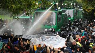 Ein Wasserwerfer spritzt am Donnerstag (30.09.2010) im Schlossgarten in Stuttgart auf Demonstranten. Mehrere tausend Demonstranten haben sich am Stuttgarter Schlossgarten versammelt, um gegen die geplante Abholzung des Parks zu protestieren. Foto: Marijan Murat dpa/lsw  +++(c) dpa - Bildfunk+++