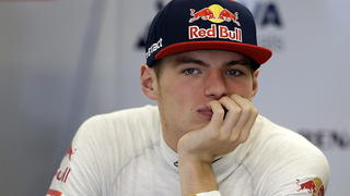 epa04993923 Dutch Formula One driver Max Verstappen of Scuderia Toro Rosso waits in his garage during a rain delay before the start qualifying at the Circuit of the Americas, in Austin, Texas, USA, 24 October 2015. The United States Formula One Grand Prix takes place on 25 October 2015. EPA/DARRON CUMMINGS / POOL +++(c) dpa - Bildfunk+++