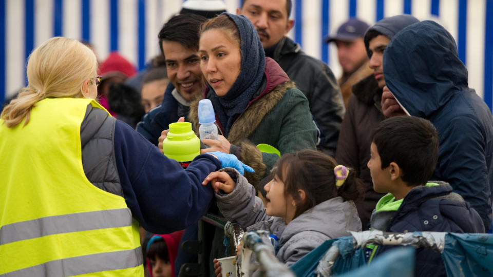 Flüchtlinge werden am 03.11.2015 in Passau (Bayern) am Bahnhof in einem Zelt vor ihrer Weiterfahrt versorgt. Foto: Angelika Warmuth/dpa +++(c) dpa - Bildfunk+++