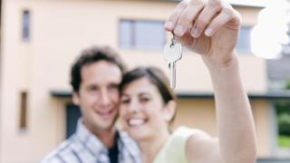 Der Schlüssel für die eigenen vier Wände - auch unverheiratete Paare können gemeinsam eine Immobilie kaufen, wenn sie bei der Planung an alle juristischen Fragen denken. Foto: beyond/BreBa