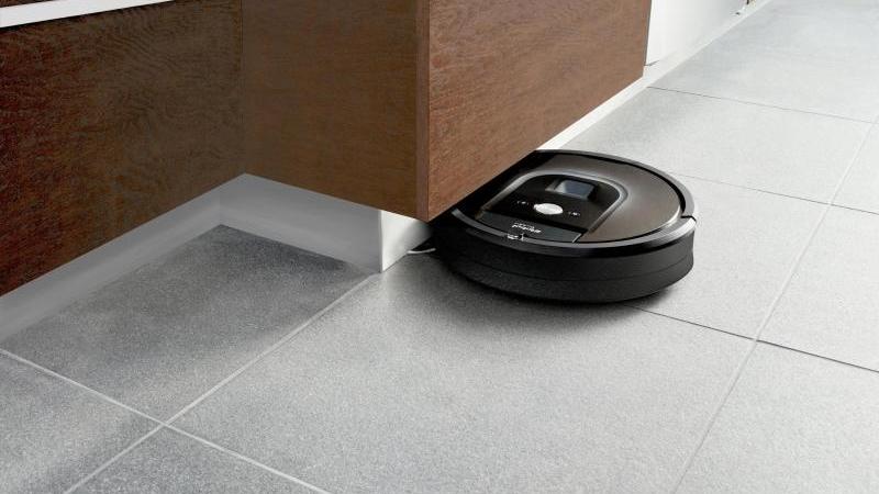 iRobots Roomba 980 kann auch unter Möbeln nach Schmutz jagen. Das Gerät kostet in der vernetzten Ausführung rund 1200 Euro. Foto: iRobot