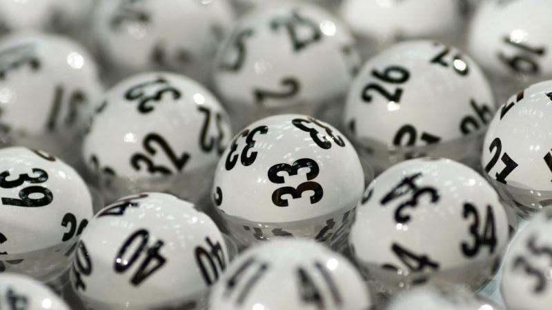Lottokugeln liegen übereinander. Foto: Jan Woitas/zb/dpa/Symbolbild