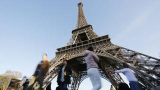 Touristen besuchen am 15.11.2015 das Gebiet rund um den Eiffelturm in Paris (Frankreich). Bei einer Serie von Terroranschlägen in Paris in der Nacht vom 13. auf den 14. November 2015 wurden mindestens 129 Menschen getötet. Foto: Malte Christians/dpa +++(c) dpa - Bildfunk+++