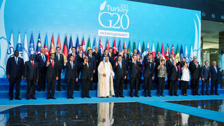Die Staats- und Regierungschefs und Gäste des G20-Gipfels stehen am 15.11.2015 in Belek bei Antalya (Türkei) beim Gipfel der großen Industrie- und Schwellenländer (G20) zum Gruppenbild zusammen. Die Gruppe der G20, neunzehn Industrie- und Schwellenländer sowie die EU, tagt unter dem Vorsitz der Türkei am 15. und 16.11.2015 in dem türkischen Badeort. Foto: Bernd von Jutrczenka/dpa +++(c) dpa - Bildfunk+++