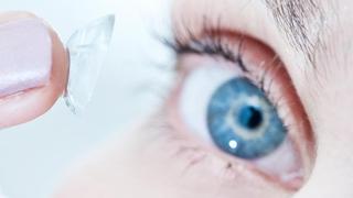 Eine Hornhautverkrümmung lässt sich auch mit Kontaktlinsen ausgleichen. Ohne Korrektur verzerrt sich bei Betroffenen das Bild. Foto: Franziska Gabbert