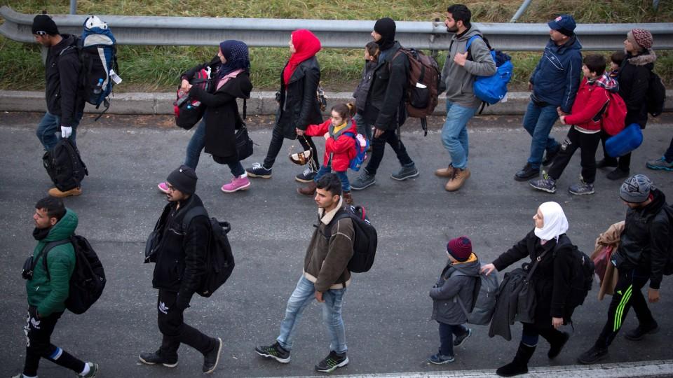 Asylsuchende marschieren durch die EU.