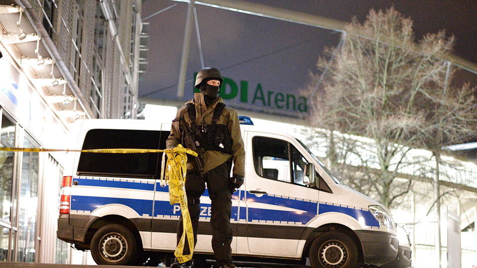 Polizisten stehen am 17.11.2015 vor dem geschlossenen Stadion in Hannover und sperren den Bereich ab.