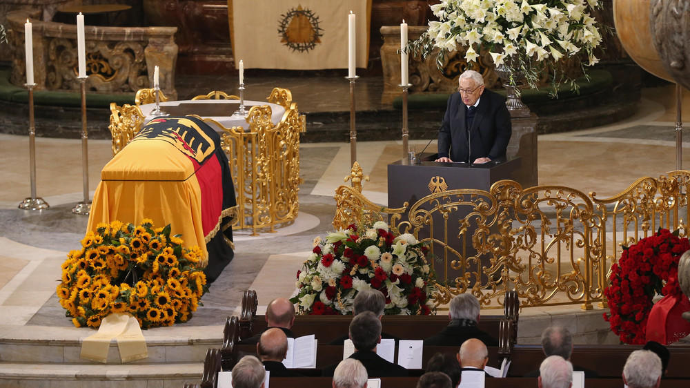 "Wir haben einen Giganten verloren, politisch und menschlich": Trauerfeier für Helmut Schmidt in Hamburg