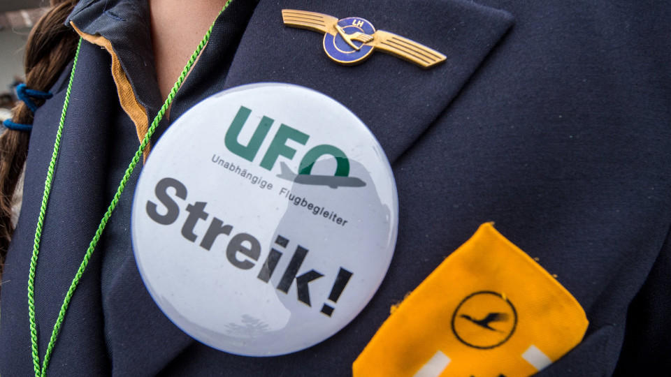 Streik-Brosche der Gewerkschaft UFO an einer Lufthansa-Uniform