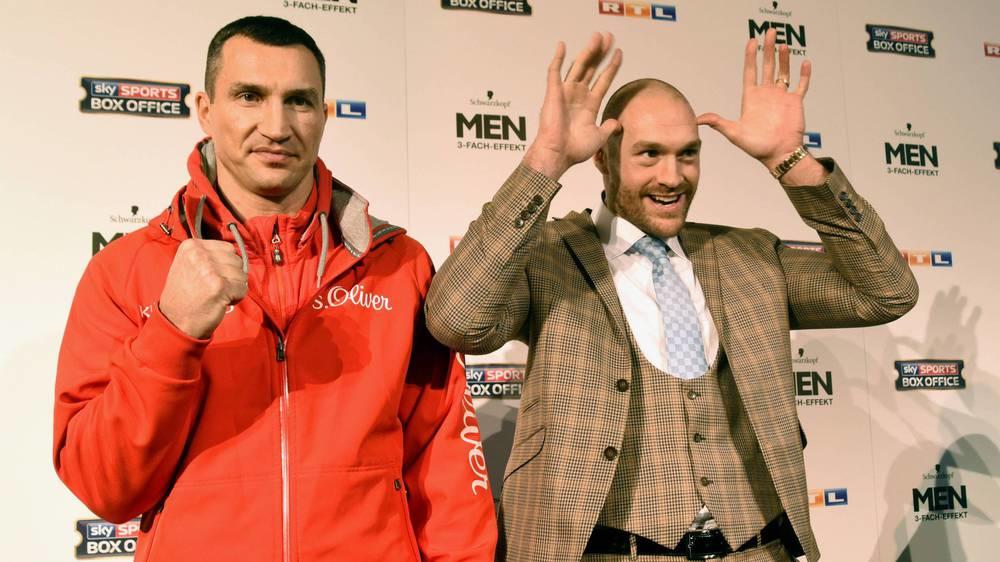 Wladimir Klitschko (l.) neben seinem Herausforder: dem Engländer Tyson Fury