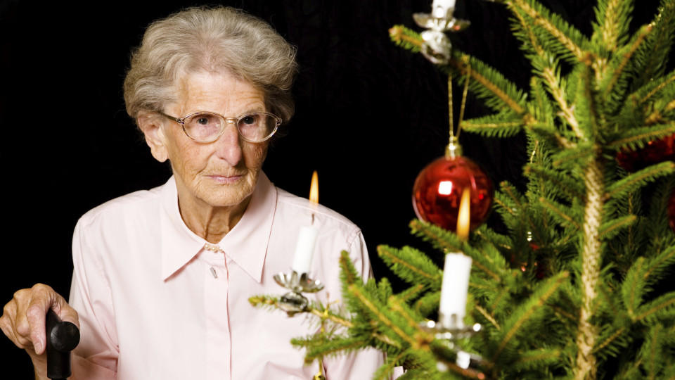 Weihnachten allein: Senior guckt traurig