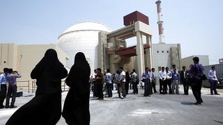 ARCHIV - Zwei Sicherheitsbeamtinnen stehen am 21.08.2010 vor dem Atomkraftwerk in Buschehr im Iran und beobachten Medienvertreter. EPA/ABEDIN TAHERKENAREH dpa (zu dpa: «IAEA: Iran hat in der Vergangenheit an Atomwaffen geforscht» vom 02.12.2015) +++(c) dpa - Bildfunk+++