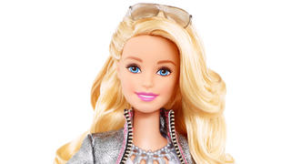 HANDOUT - Eine interaktive Barbie (undatiertes Handout), die nicht nur sprechen, sondern auch aufmerksam zuhören kann: Für Barbie-Fans ist das wohl ein Traum. Für andere aber ein Lauschangriff im Kinderzimmer. Pünktlich zum Weihnachtsgeschäft kommt die sprechende «Hello Barbie», mit Mikrofon und WLAN-Schnittstelle versehen, in die US-Läden. ACHTUNG: Nur zur redaktionellen Verwendung im Zusammenhang mit der Berichterstattung über die Hello Barbie und bei Nennung der Quelle: "Foto: Mattel/dpa" (Zu dpa "Reden und lauschen: Interaktive Barbie kommt in US-Läden") +++(c) dpa - Bildfunk+++