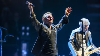 Bono bei einem U2-Auftritt der Innocence + Experience Tour