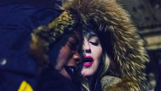 Madonna singt mit Sohn David auf dem Place de la République
