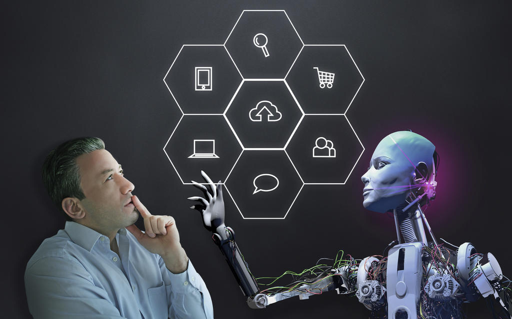 Social Bots manipulieren - Roboter steht neben einem Mann