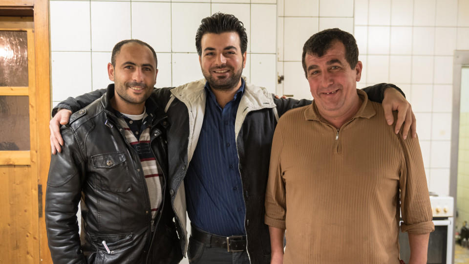 Kawa Suliman (Mitte) bewirtete mit seinen Freunden verirrte deutsche Wanderer, die die Flüchtlingsunterkunft für ein Gasthaus hielten.