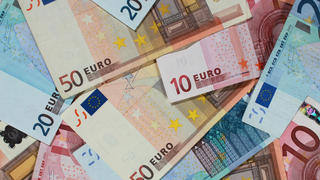 ARCHIV - Banknoten von 50, 20 und 10 Euro, liegen am 29.09.2010 in Magdeburg. Foto: Jens Wolf/dpa (zu dpa "Mehr Geld im Geldbeutel: Löhne steigen kräftiger als Inflation") +++(c) dpa - Bildfunk+++