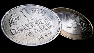 ARCHIV - ILLUSTRATION -Eine Ein-Euro-Münze (r) und eine Deutsche Mark (D-Mark), aufgenommen am 17.12.2010 in Kaufbeuren (Bayern). Foto: Karl-Josef Hildenbrand/dpa (zu dpa "D-Mark-Umtausch bei Bundesbank jederzeit kostenlos") +++(c) dpa - Bildfunk+++