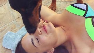 So war er: Demi Lovato beim Schmusen mit ihrem verstorbenen Hund Spawn