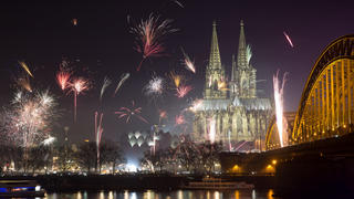 Feuerwerkskörper explodieren am 01.01.2016 in Köln (Nordrhein-Westfalen) über der Kulisse der Altstadt und des Doms. Tausende Menschen feiern in Nordrhein-Westfalen den Jahreswechsel. Foto: Maja Hitij/dpa +++(c) dpa - Bildfunk+++